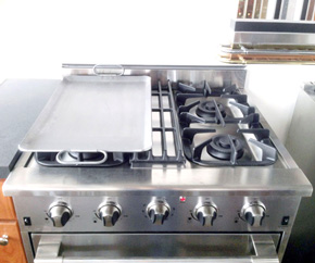 Griddle Accessory RM1423 shown on top of DRGB3001-CG Range